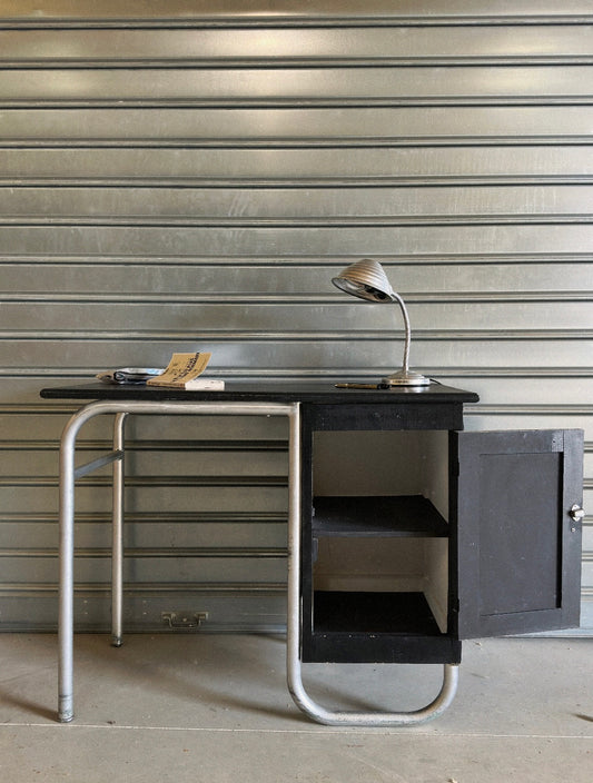 Bureau ancien des années 1950, revisité - repeint en noir mat.