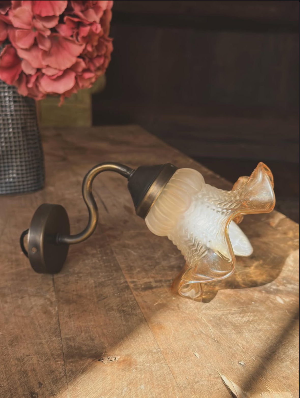 Applique murale ancienne – laiton & verre opalin ambré