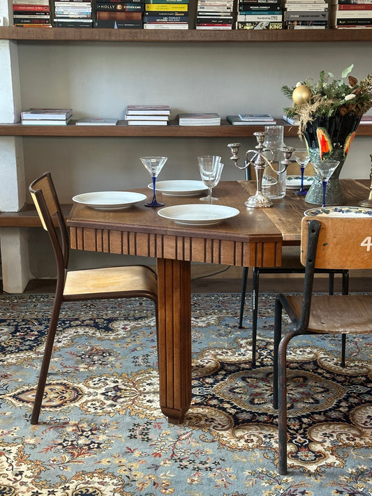 Une table octogonale pour les petits matins et les grands soirs.