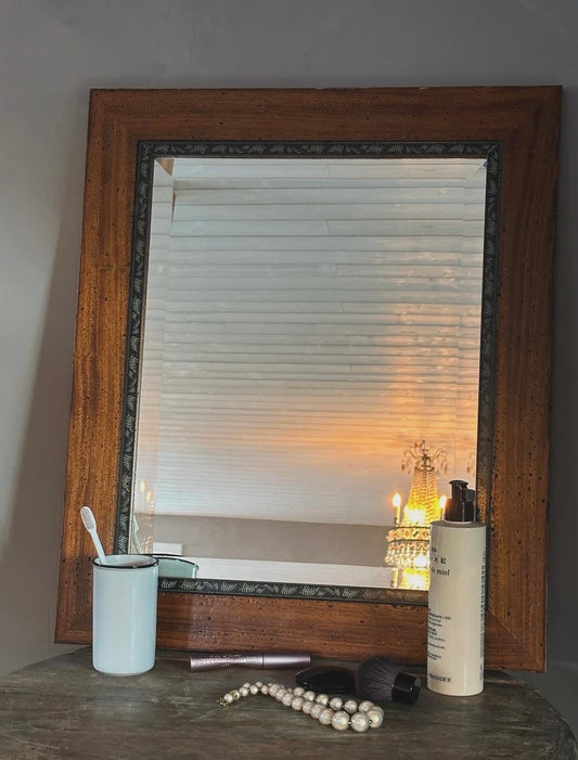 Miroir ancien en bois – 65 × 55 cm