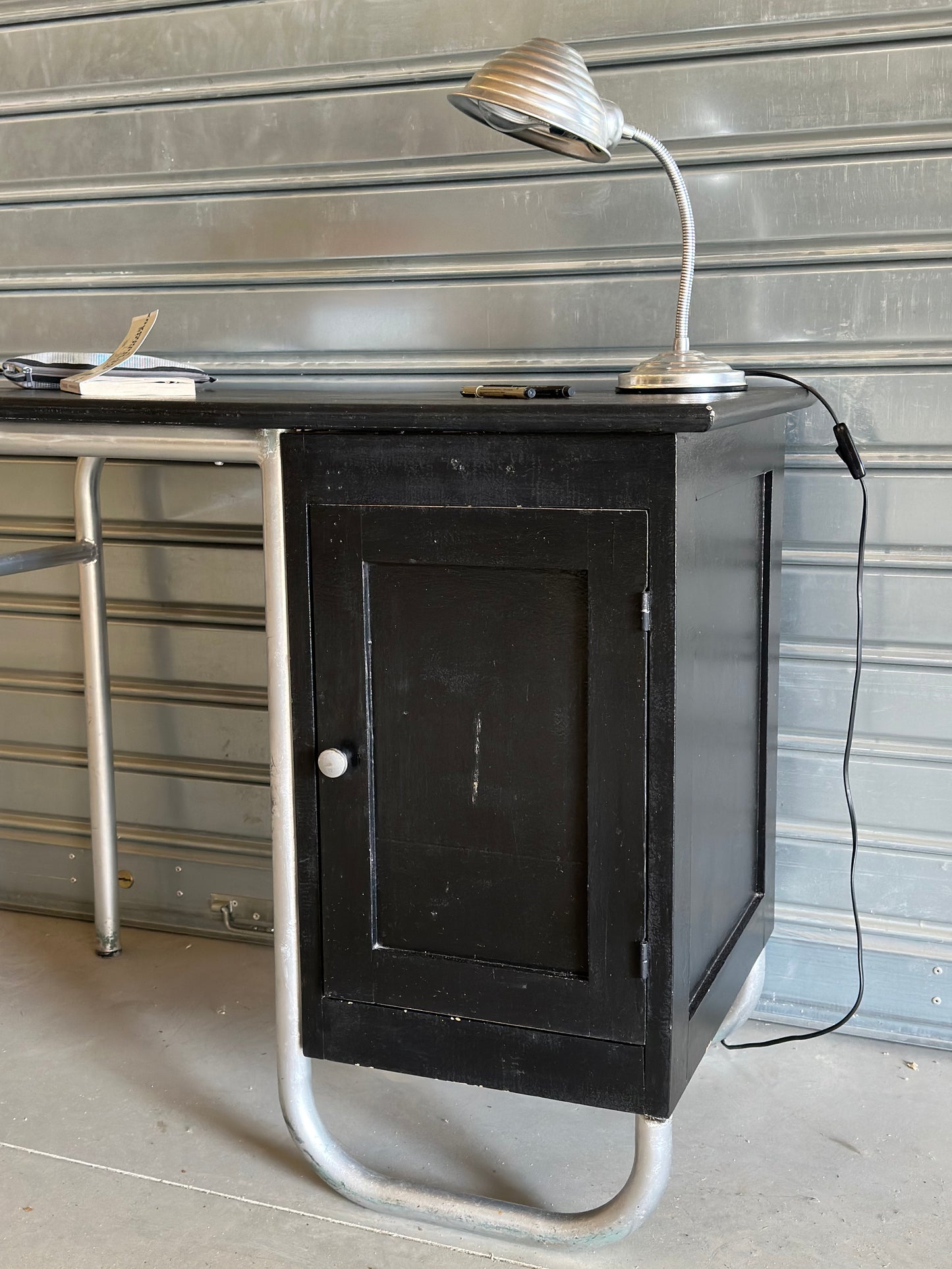 Bureau ancien des années 1950, revisité - repeint en noir mat.