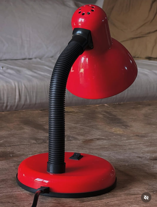 Petite lampe rouge — ambiance Pixar & années 2000 🧠