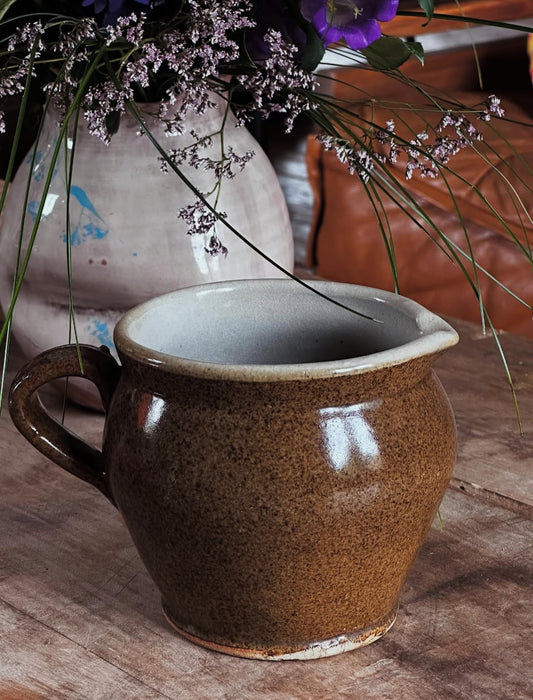 Petit pichet à l’allure rustique.