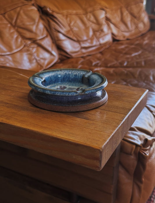 Cendrier – bleu profond et terre 🦋