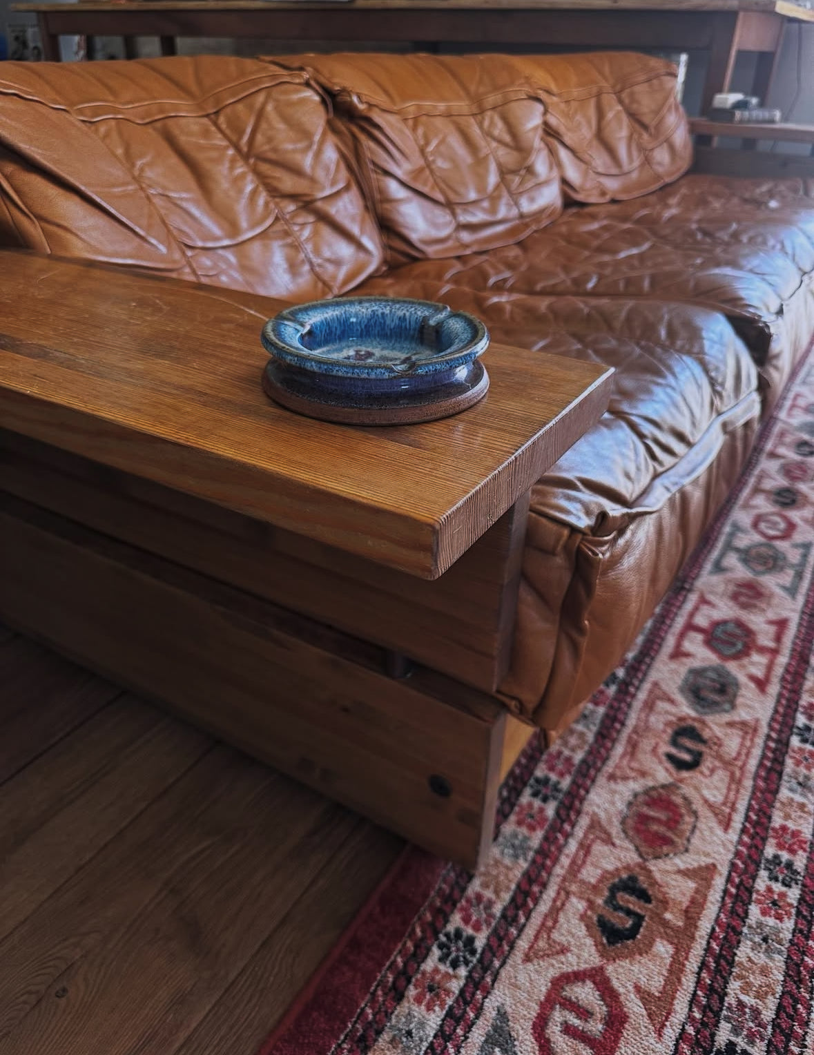 Cendrier – bleu profond et terre 🦋