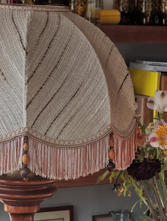 Lampe ancienne ambiance feutrée.