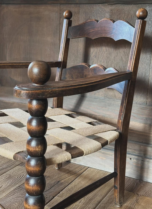 Fauteuil vintage en bois tourné – assise graphique