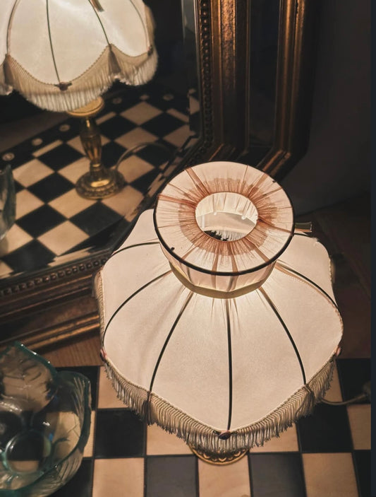 Lampe vintage à franges et pied doré