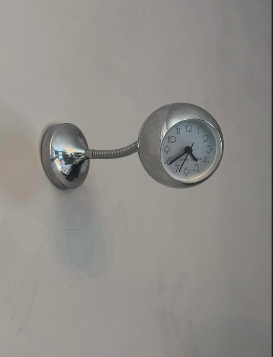 Horloge La Chaise Longue – style rétro chromé