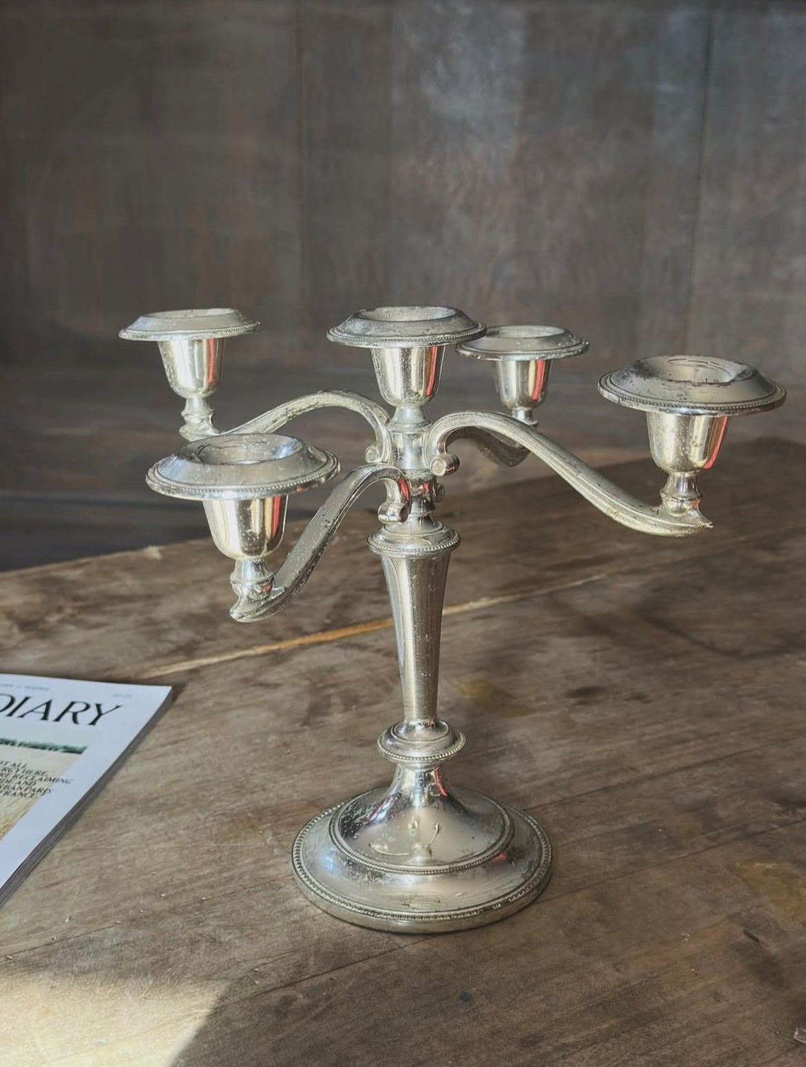 Chandelier à 5 feux en métal argenté– pièce de caractère