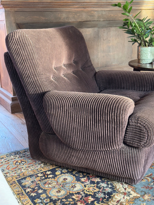 Fauteuil vintage en velours côtelé chocolat
