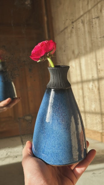 Lazare - Le soliflore en grès bleu profond