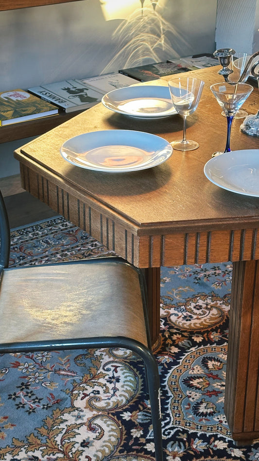 Une table octogonale pour les petits matins et les grands soirs.