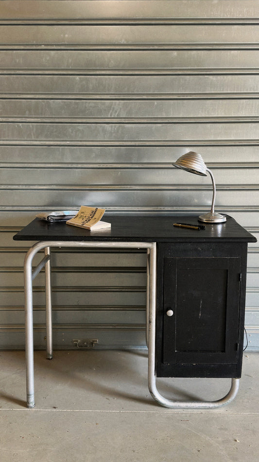 Bureau ancien des années 1950, revisité - repeint en noir mat.