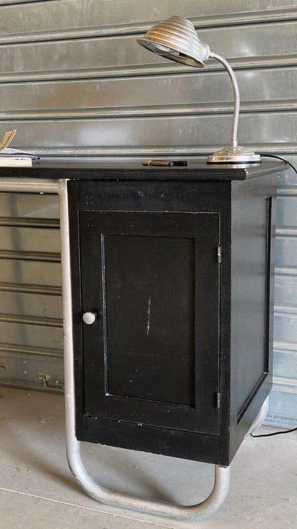 Bureau ancien des années 1950, revisité - repeint en noir mat.