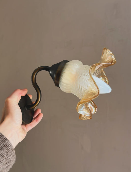 Applique murale ancienne – laiton & verre opalin ambré