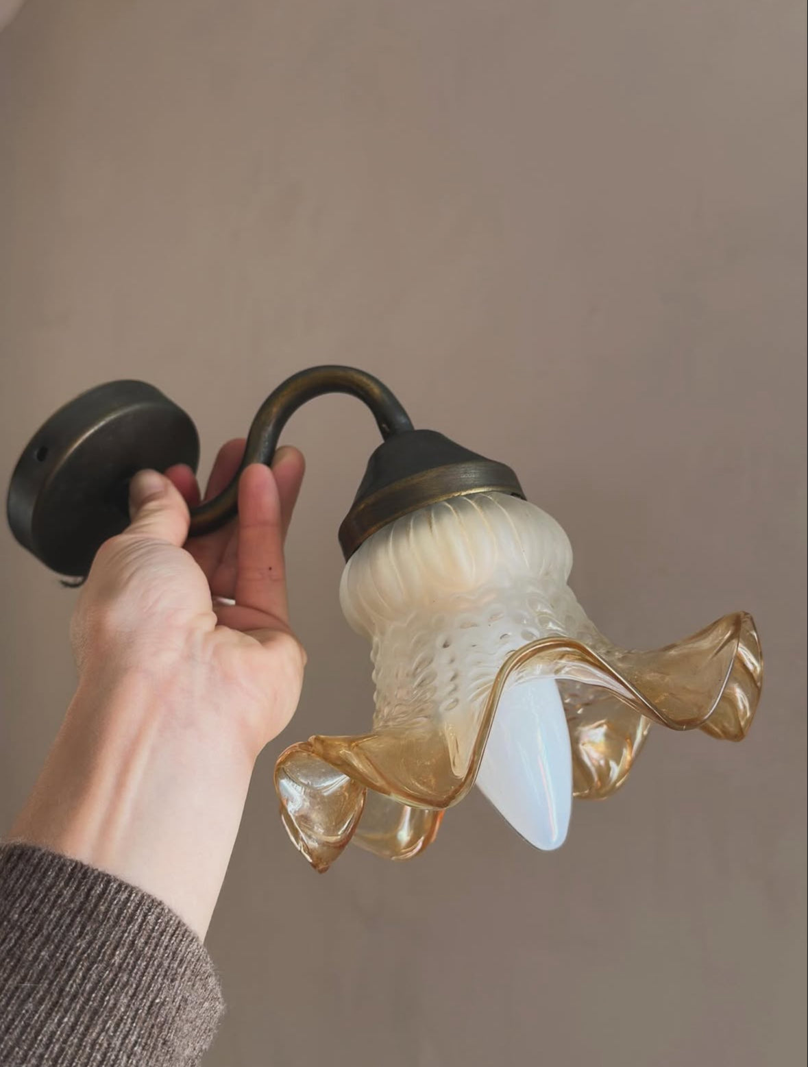 Applique murale ancienne – laiton & verre opalin ambré