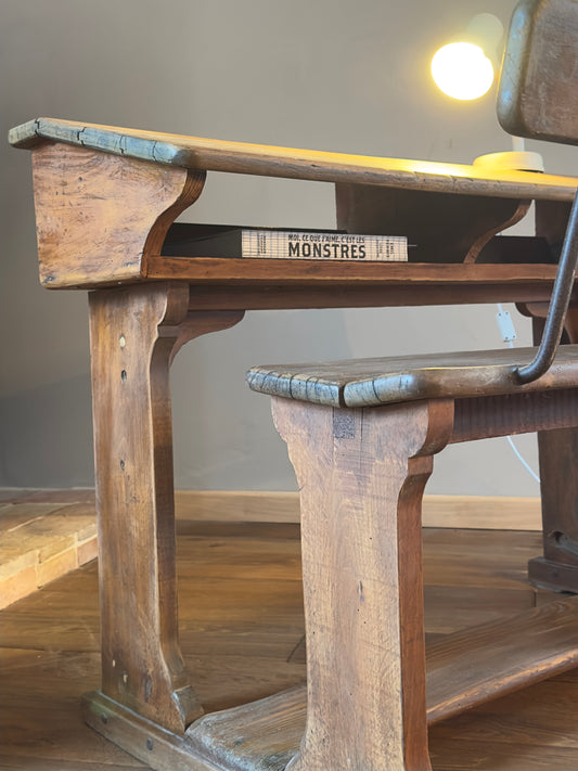 Bureau d'écolier en bois avec son banc