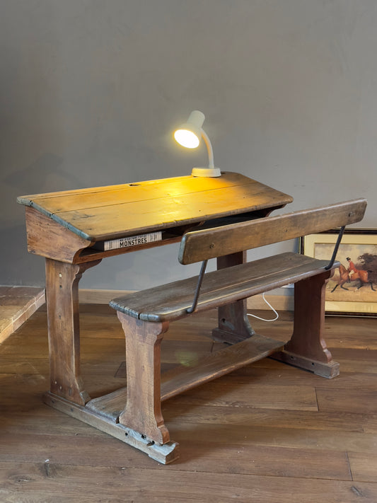 Bureau d'écolier en bois avec son banc
