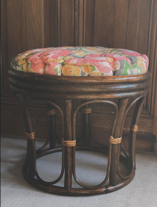 Tabouret en rotin vintage & son coussin fleuri