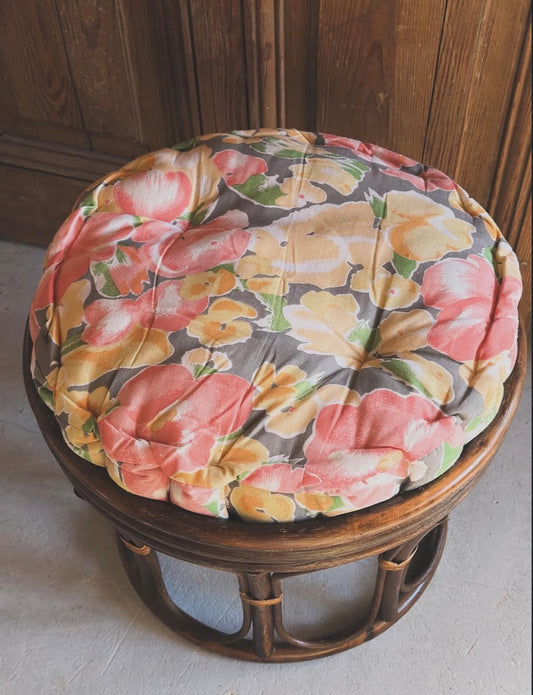 Tabouret en rotin vintage & son coussin fleuri