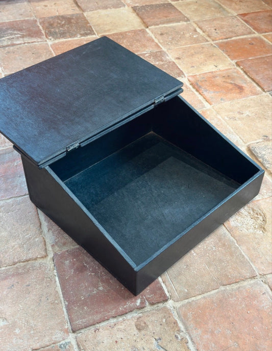 L'écritoire avec son petit encrier en verre