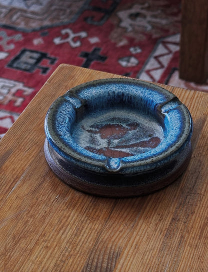 Cendrier – bleu profond et terre 🦋