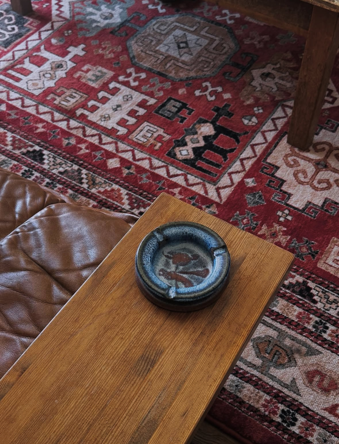 Cendrier – bleu profond et terre 🦋