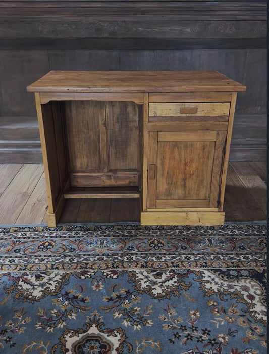 Petit bureau au look ancien comptoir